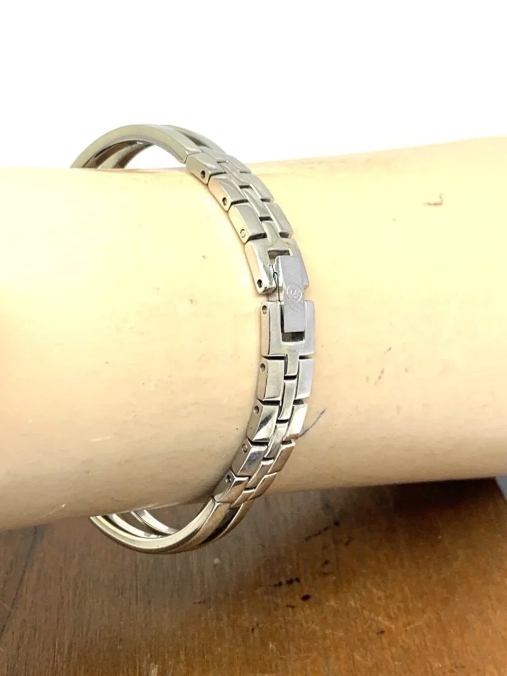 Movado Women's Watch 0607154 Amorosa Diamonds Swiss Quartz Steel Bangle 24mm